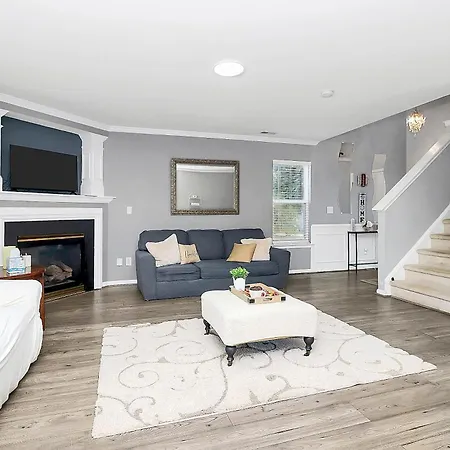 Beautiful Home Near Lake